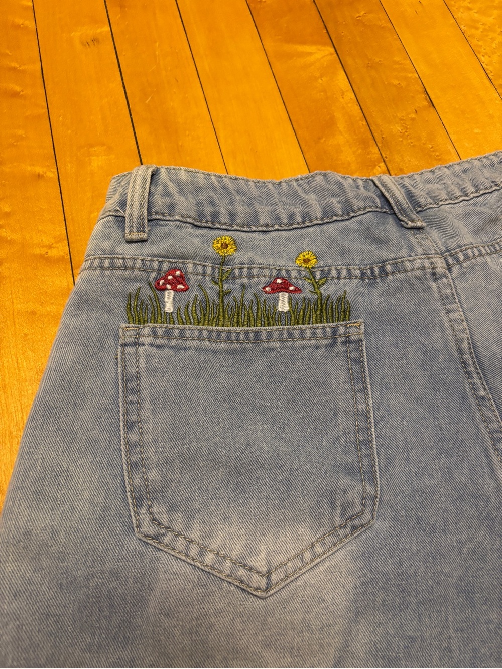 EUC High-Rise Mushroom & Sunflower Embroidered Jean Shorts | Women’s 12-14 XL - Picture 5 of 16